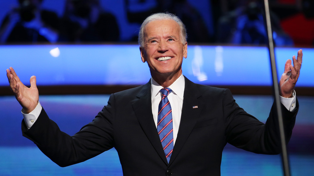 Joe Biden souriant, les bras levés