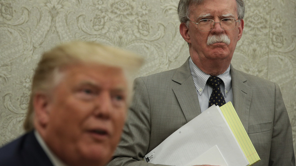 John Bolton regarde Donald Trump parler