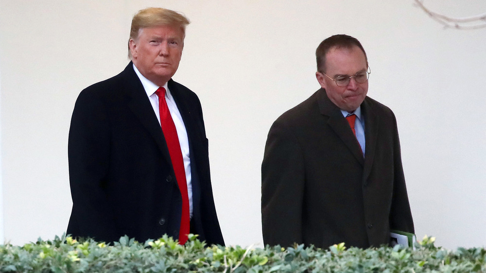 Donald Trump marchant avec Mick Mulvaney