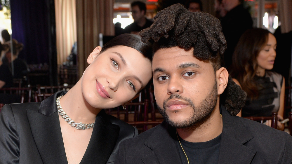 Bella Hadid et The Weeknd posant ensemble