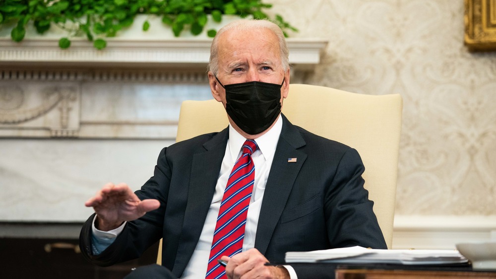 Joe Biden s'exprimant dans son bureau tout en portant un masque