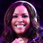 À qui DJ Spinderella est-il engagé?