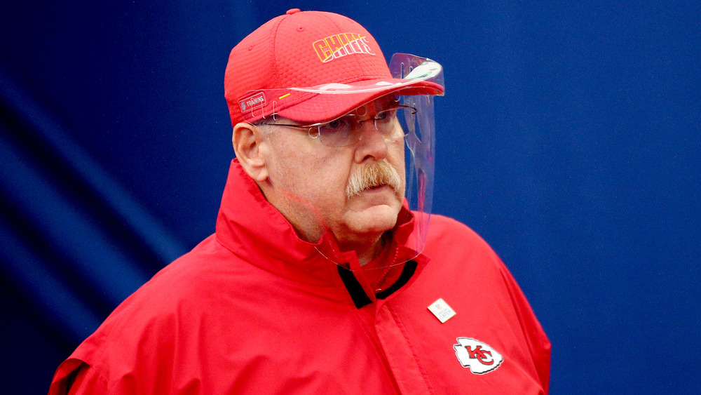 Andy Reid portant un écran facial transparent sur le terrain