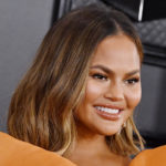 Chrissy Teigen montre son nouveau piercing