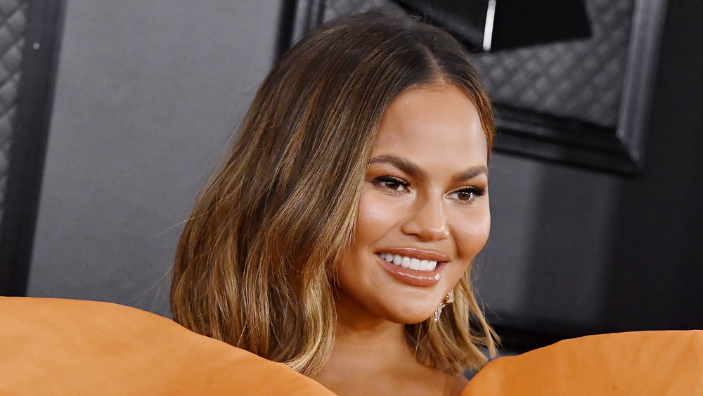 Chrissy Teigen montre son nouveau piercing