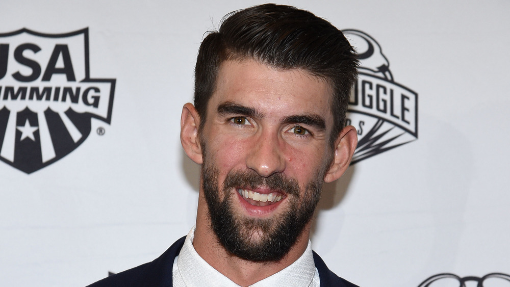 Michael Phelps souriant sur le tapis rouge