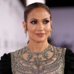 Jennifer Lopez a l’air complètement différente sans son maquillage dans une nouvelle vidéo de soins de la peau