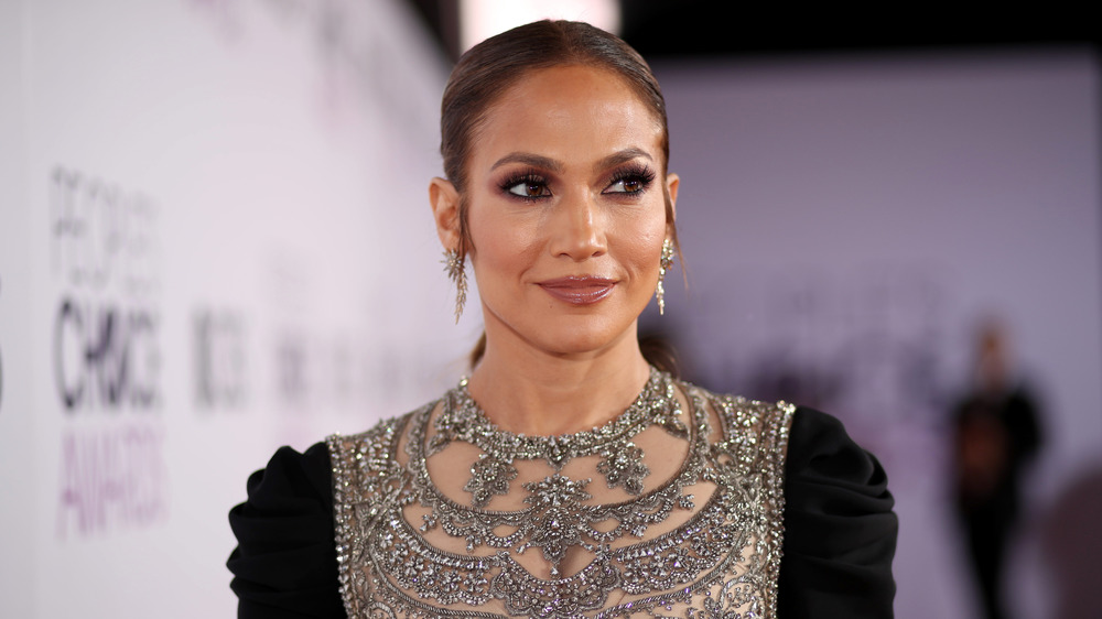 Jennifer Lopez a l’air complètement différente sans son maquillage dans une nouvelle vidéo de soins de la peau