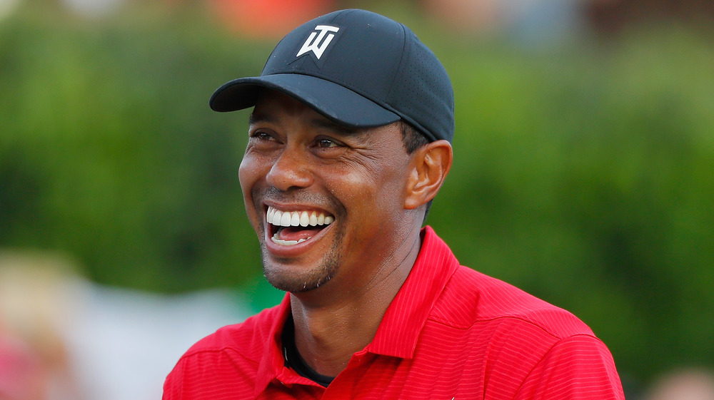 Tiger Woods en casquette de baseball souriant 