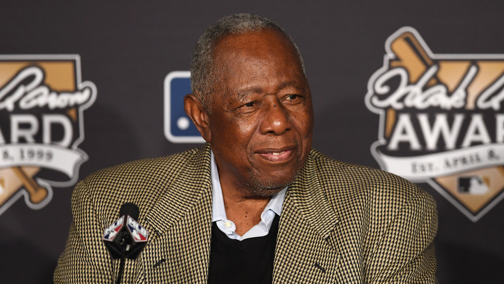 Hank Aaron souriant lors d'une conférence de presse