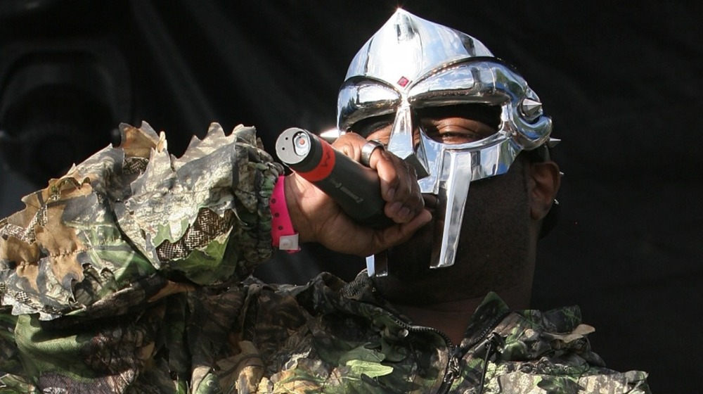 MF Doom jouant