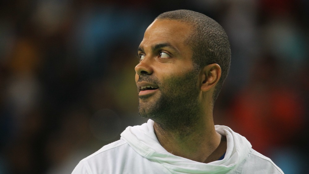 Tony Parker souriant en levant