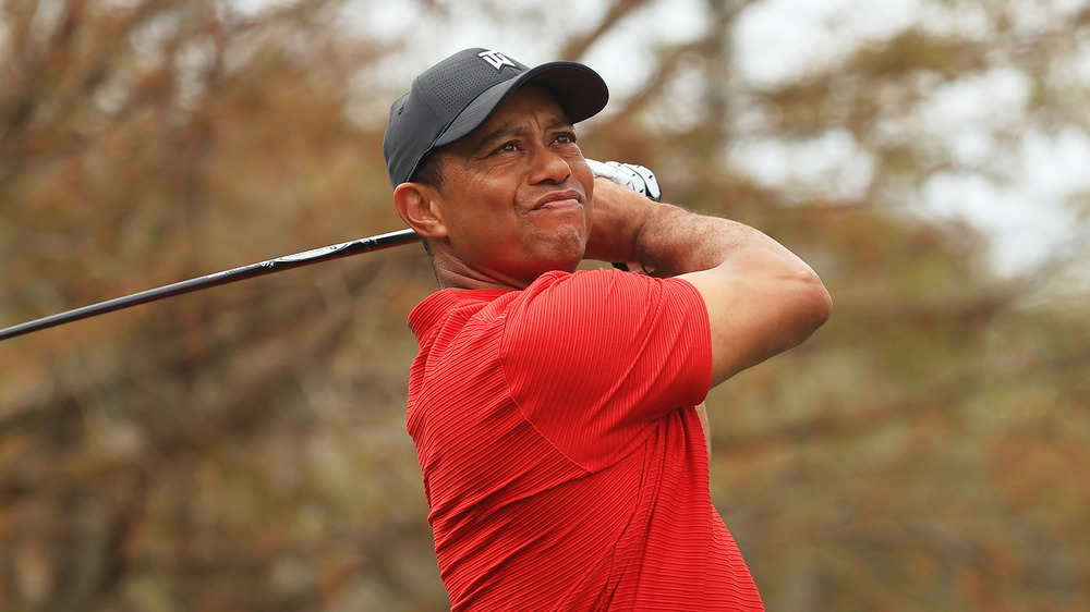 Tiger Woods se balançant sur le terrain de golf