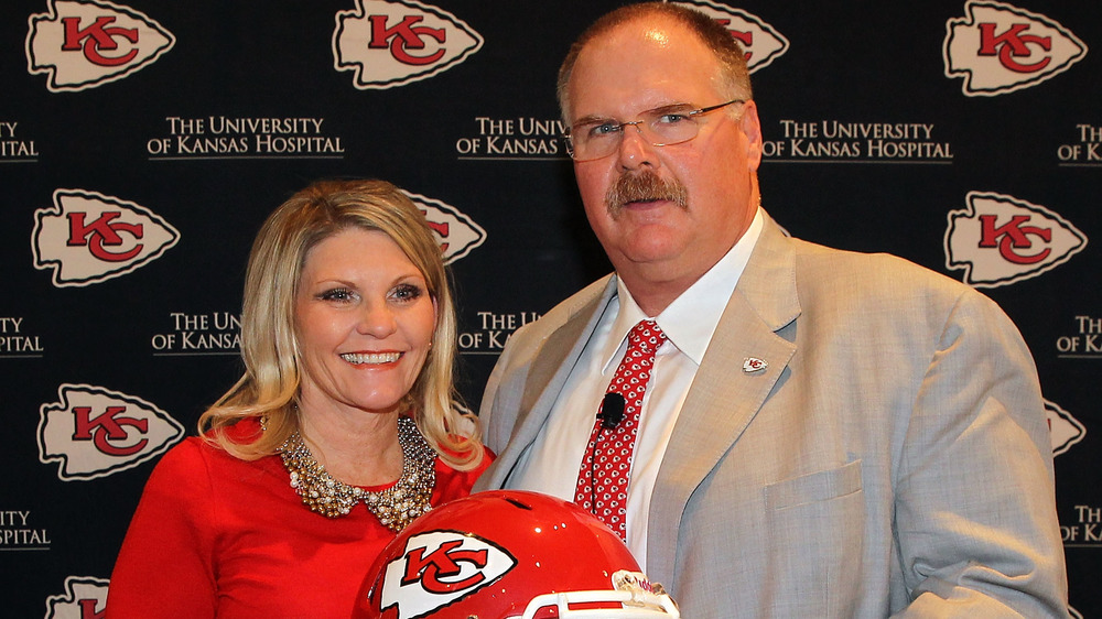 Andy Reid pose avec sa femme Tammy lors d'une conférence de presse en 2013