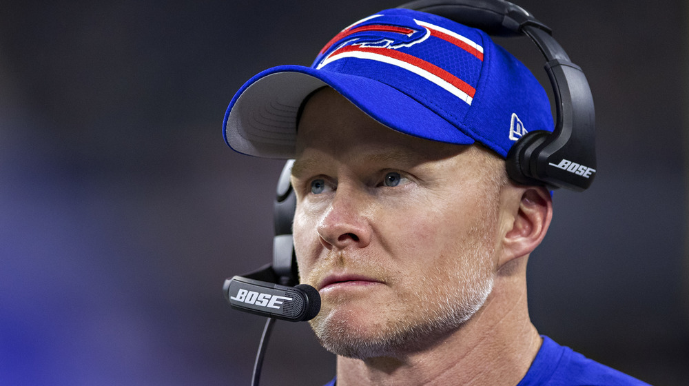 Sean McDermott sur le terrain de football 