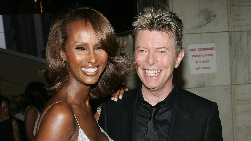 David Bowie et Iman sourient ensemble