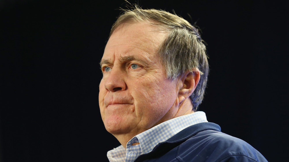 Bill Belichick regardant au loin