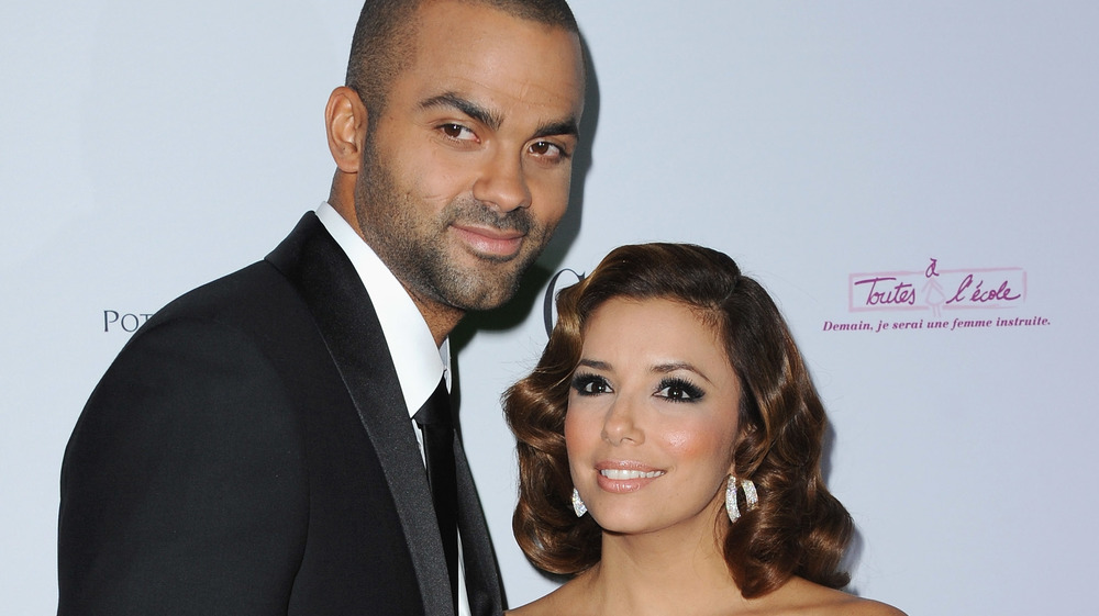 Tony Parker et Eva Longoria souriant sur le tapis rouge