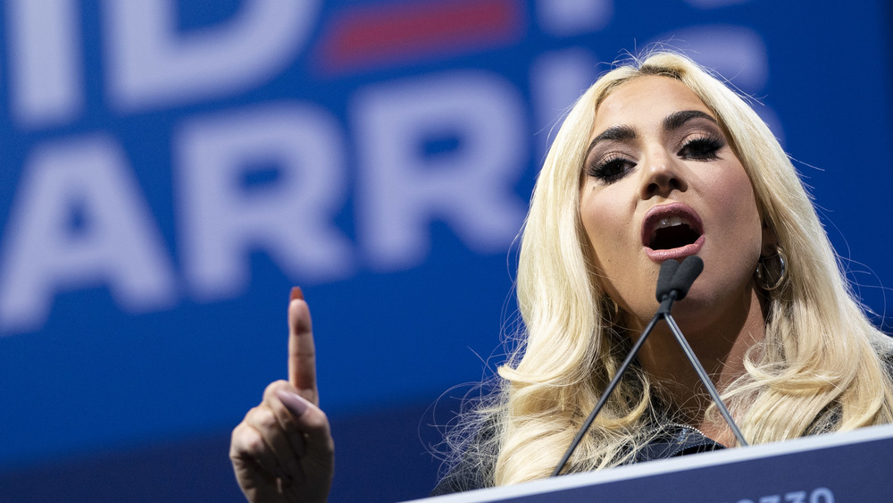 Lady Gaga étourdit en interprétant l’hymne national à l’inauguration