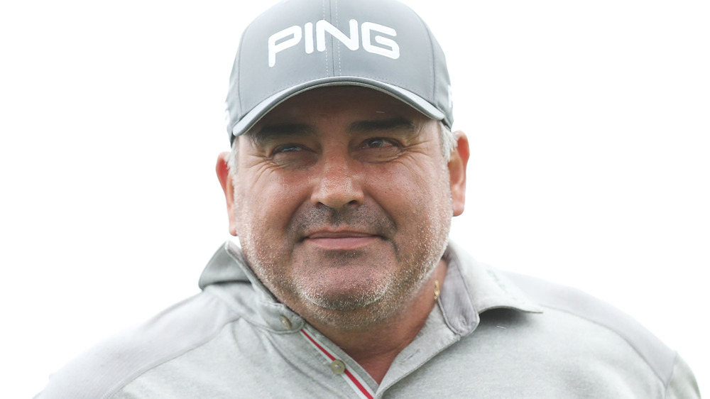 Angel Cabrera jouant au golf dans une casquette de baseball grise