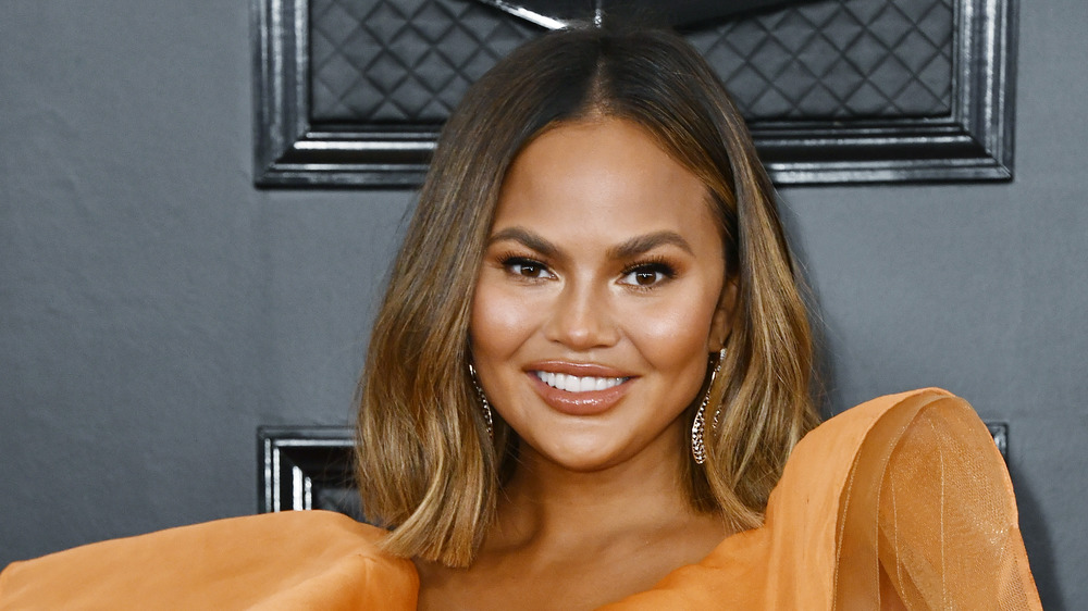 Le nouveau look de Chrissy Teigen fait tourner les têtes