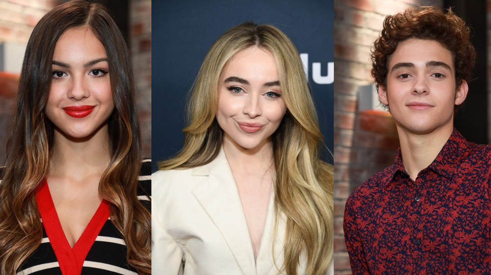 Olivia Rodrigo, Sabrina Carpenter et Joshua Bassett souriant en image partagée