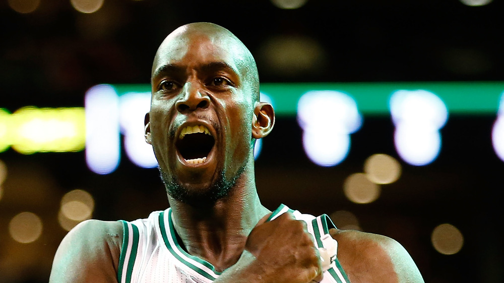 Kevin Garnett jouant au basket