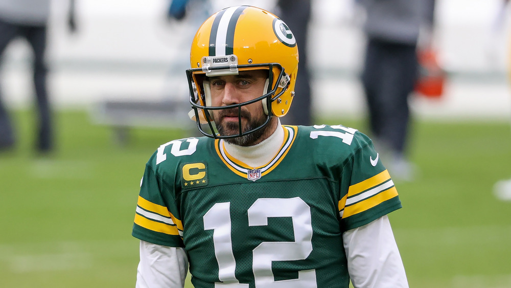 Aaron Rodgers s'échauffe avant le match de championnat de la NFL le 24 janvier 2021