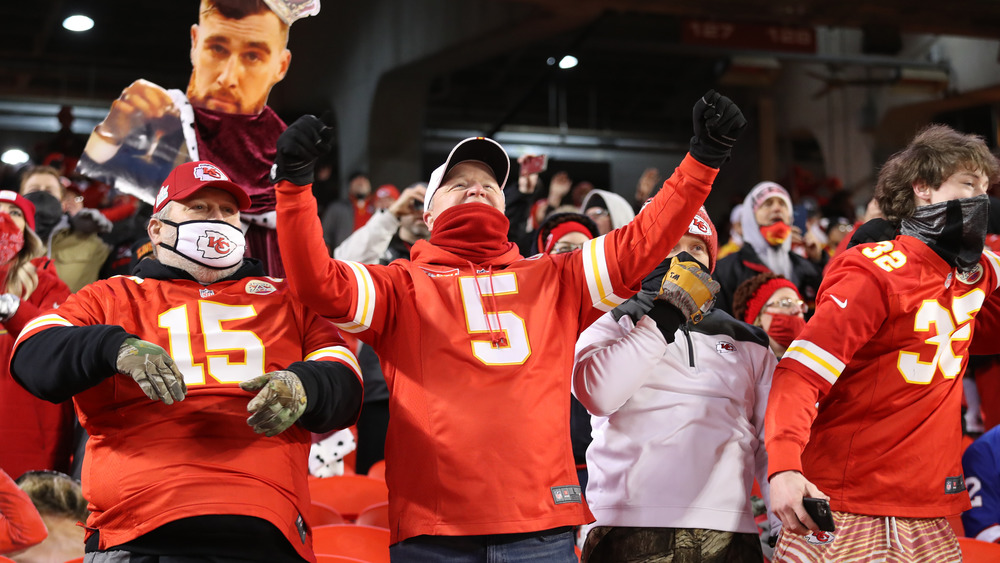 Les fans des Chiefs de Kansas City applaudissent lors d'un match de la NFL