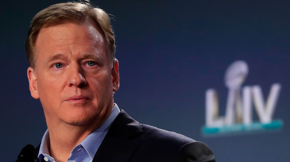 Roger Goodell à la sérieuse lors d'une conférence de presse