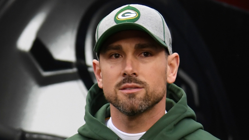 Matt LaFleur porte un chapeau de Green Bay Packer en marchant dans le tunnel du club