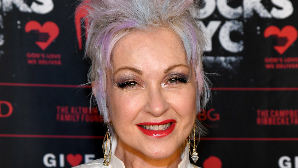 Pourquoi Internet devient fou sur la performance NYE de Cyndi Lauper