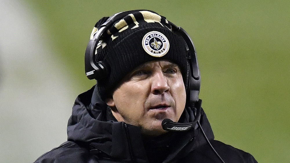 Sean Payton sur le terrain de football