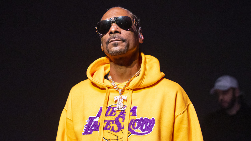 Snoop Dogg portant des lunettes de soleil