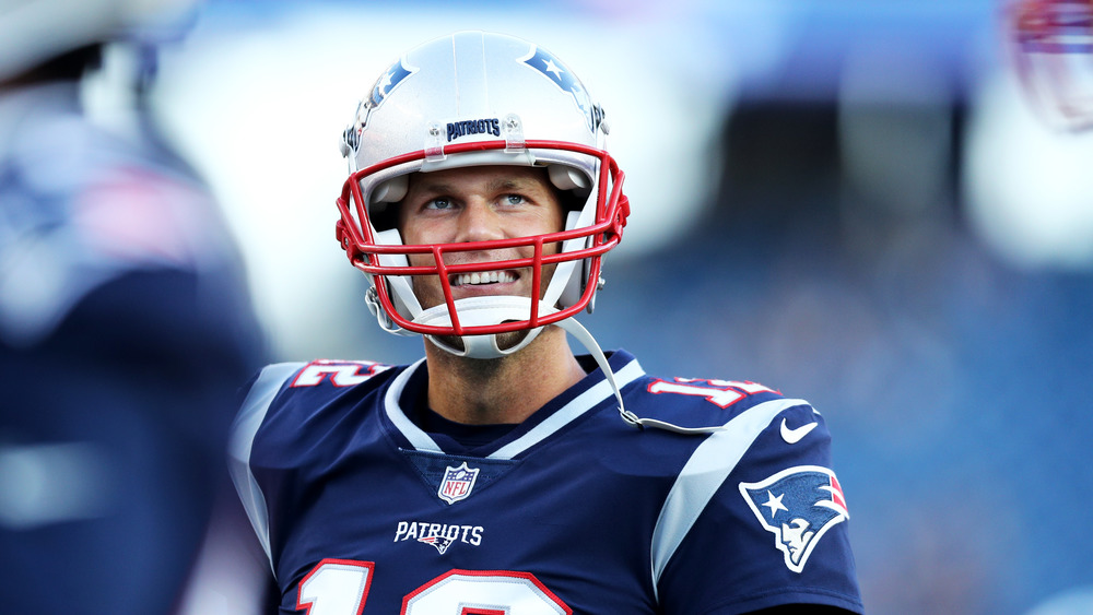 Tom Brady, jouant au football