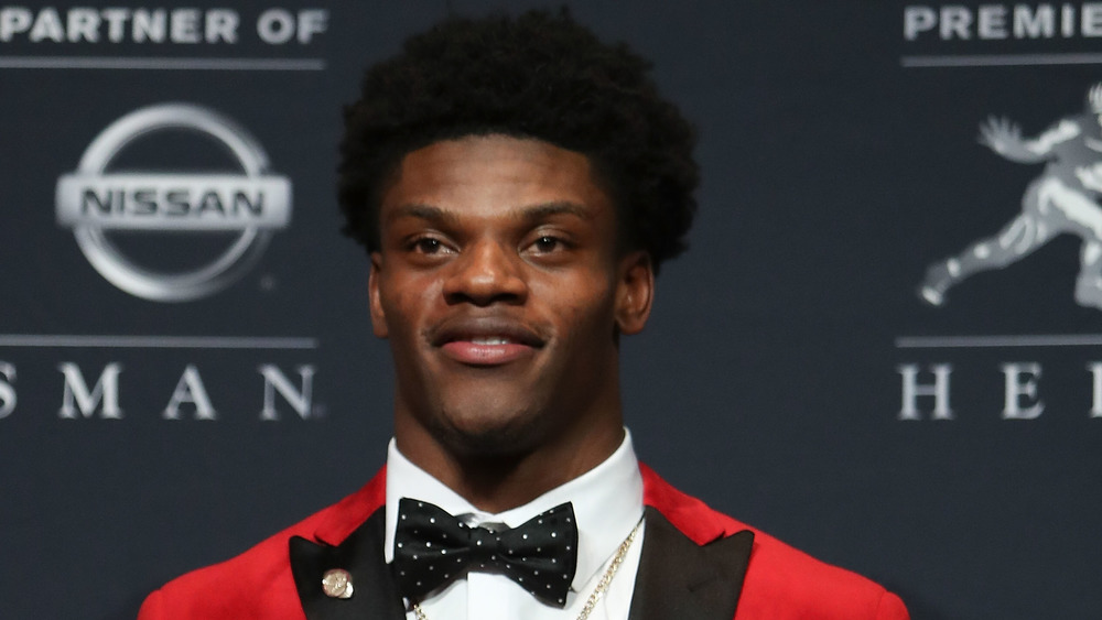 Lamar Jackson posant