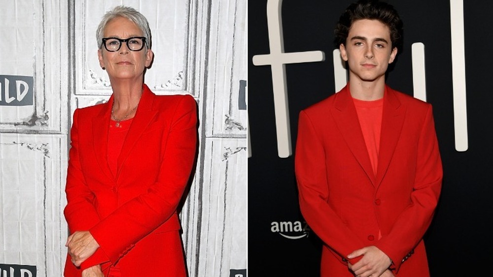 Jamie Lee Curtis (à gauche) et Timothee Chalamet (à droite) portant des costumes rouges presque identiques 