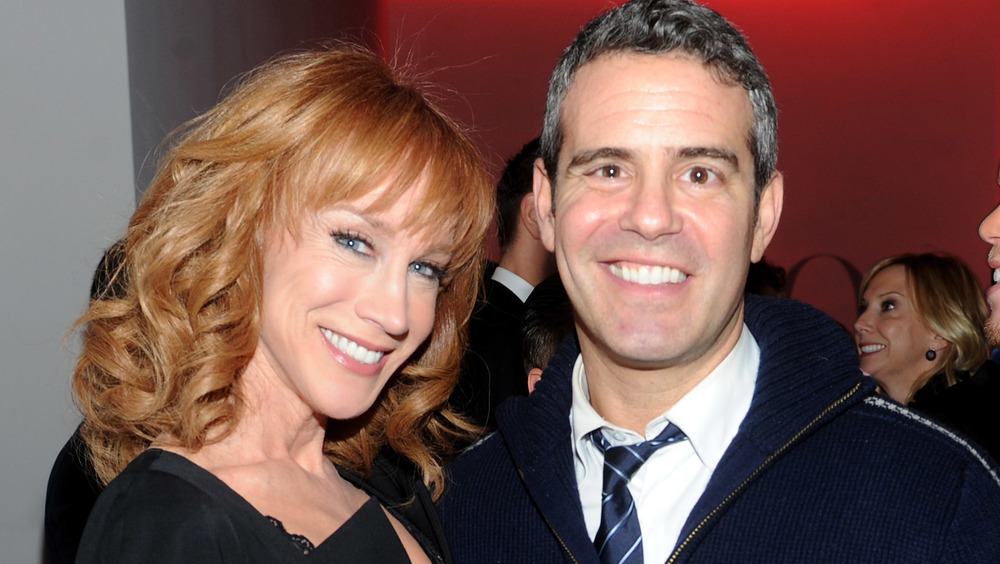 Kathy Griffin et Andy Cohen souriant