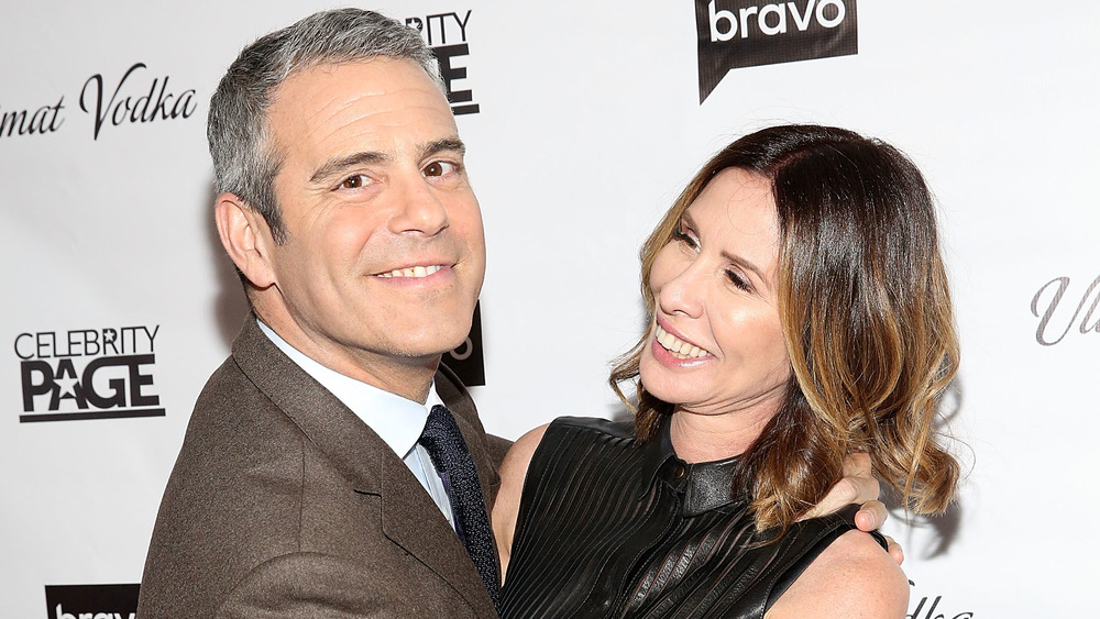 Andy Cohen et Carole Radziwill s'embrassent