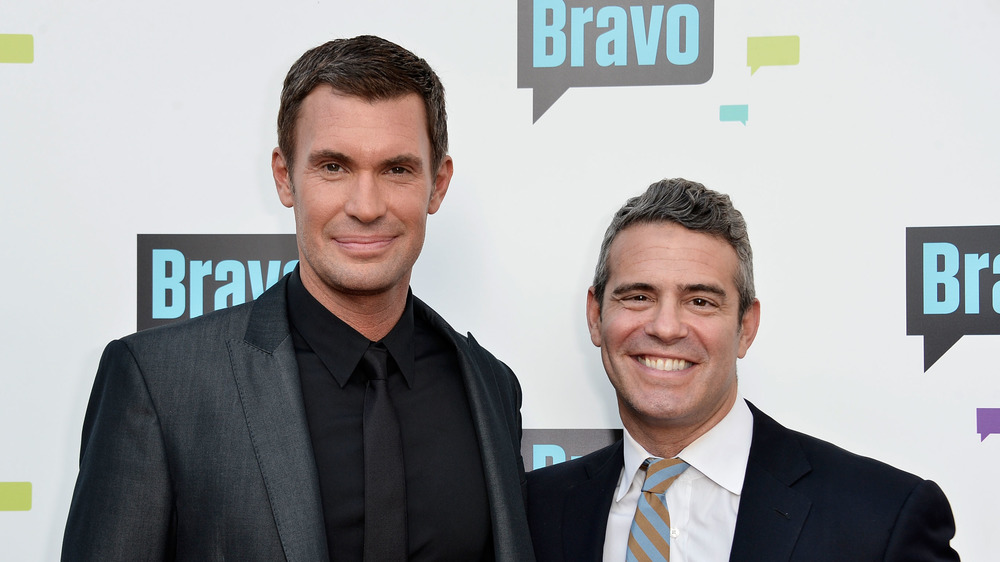 Andy Cohen et Jeff Lewis posant