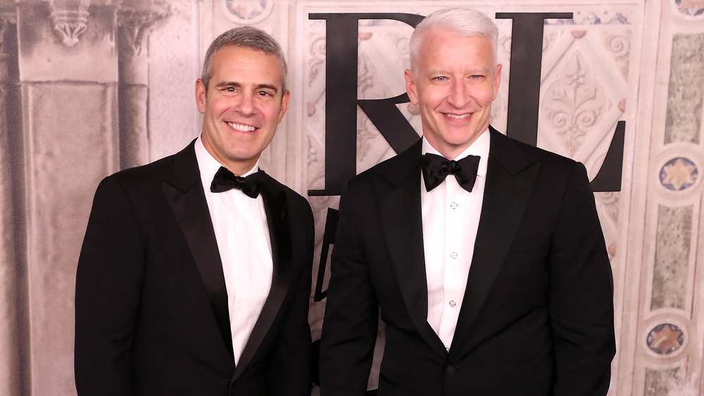 Andy Cohen et Anderson Cooper souriant