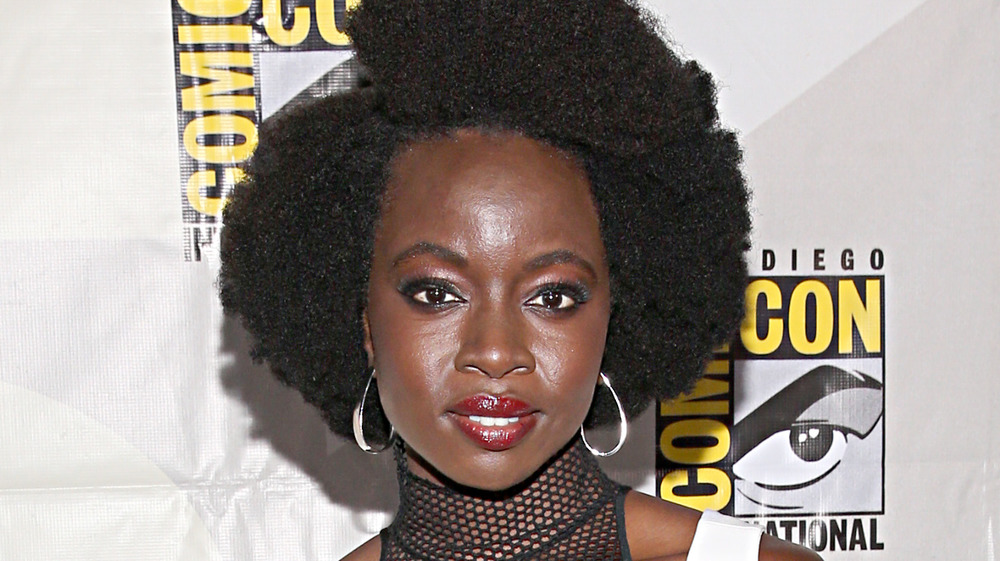 Appelez Gurira en souriant