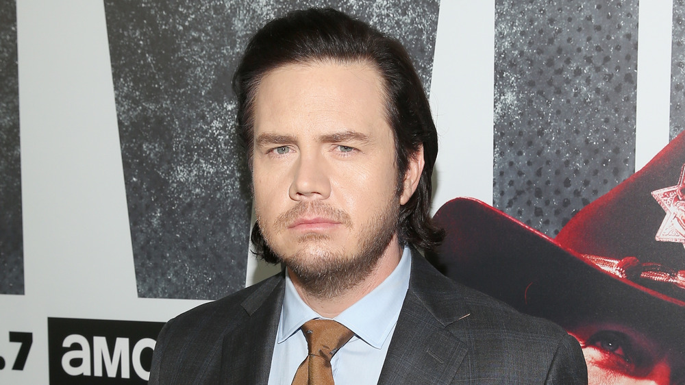 Josh McDermitt a l'air sérieux