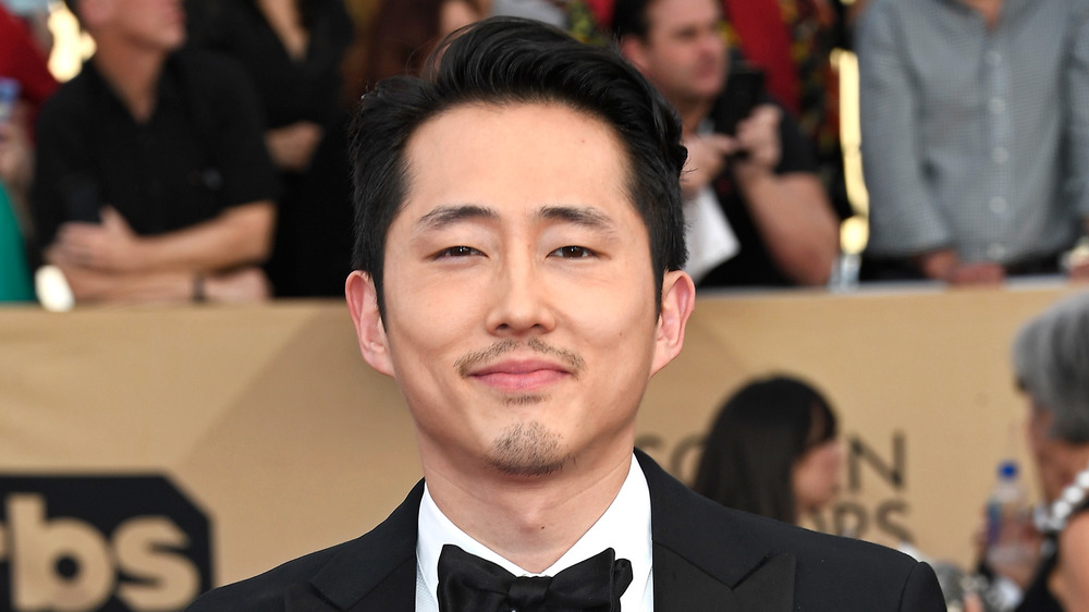 Steven Yeun souriant