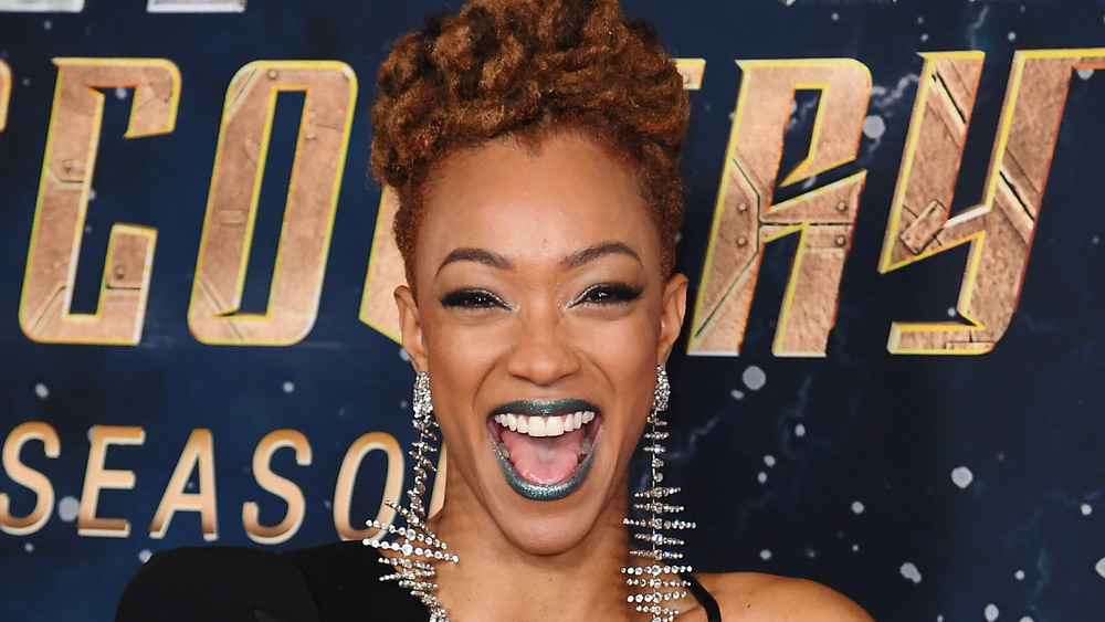 Sonequa Martin-Green souriant grand