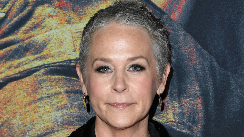 Melissa McBride léger sourire