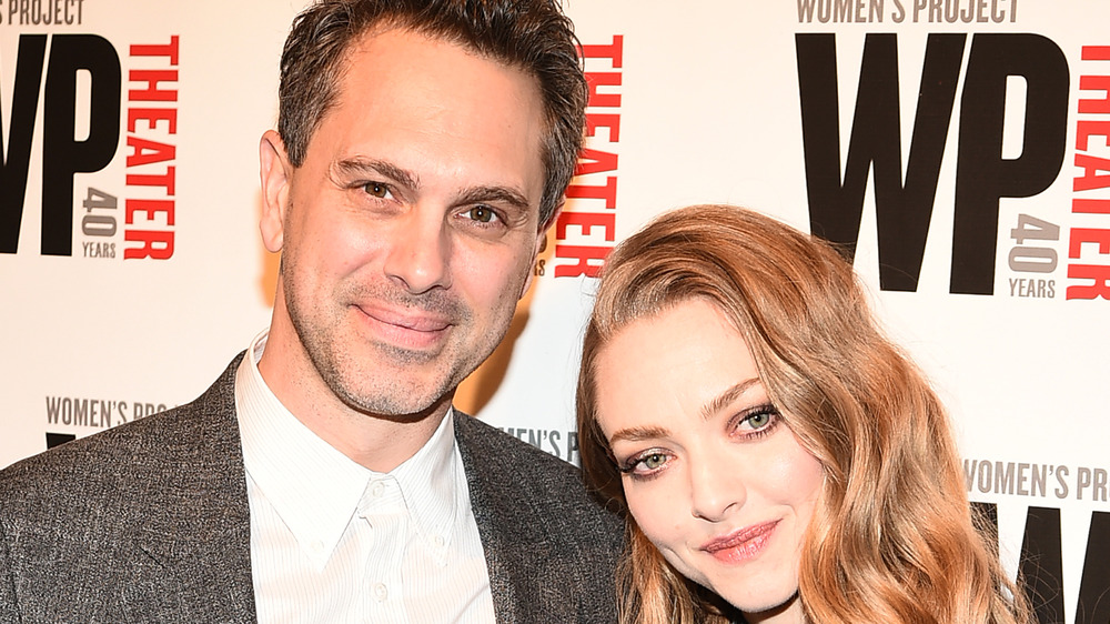 Thomas Sadoski, pas de poils sur le visage, costume, cheveux plus courts, tapis rouge; Amanda Seyfried, souriante, habillée, tapis rouge