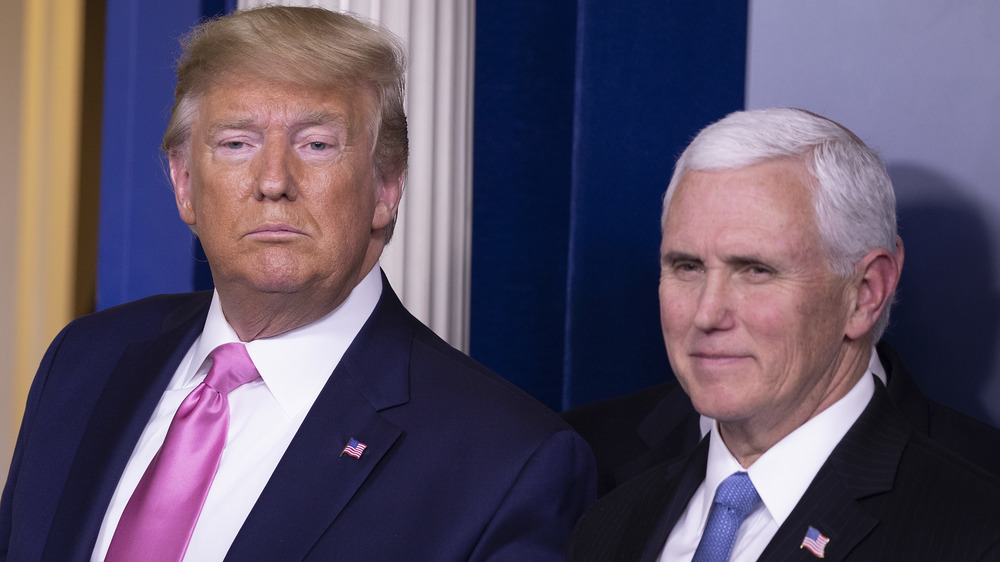 Donald Trump et Mike Pence sur une estrade