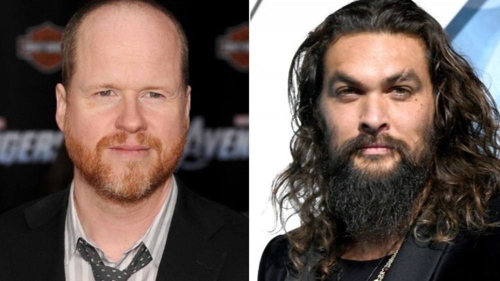 Joss Whedon souriant et Jason Momoa l'air sérieux