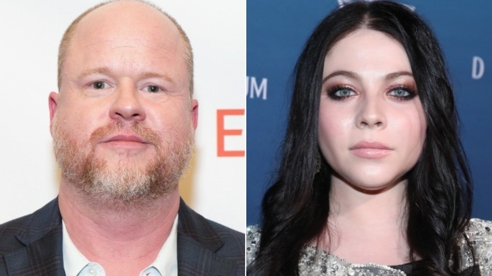 Joss Whedon et Michelle Trachtenberg expressions neutres